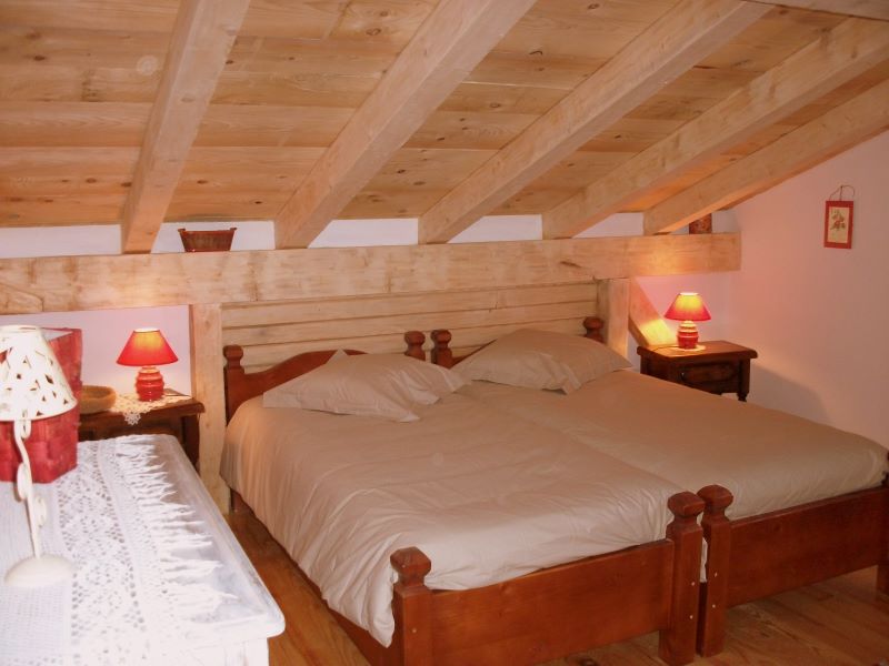 Self-catering and cottage for 4 to 15 people, cottages Font-Romeu chalet carlit this cottage is for 15 people maximum, composed of  5 bedrooms (1 for paraplegic+ 1 people), 2 for 2 people , 1 for 4 people and 1 for 5 people  st pierre dels forcats